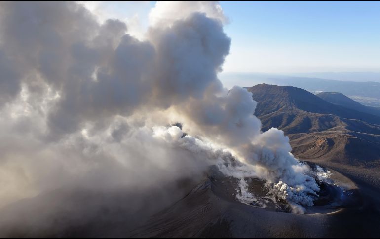 Además de las perturbaciones a la aviación, la erupción provocó leves daños a viviendas cercanas a las faldas del Monte Shinmoe; no han reportado, de momento, víctimas o heridos. AP /