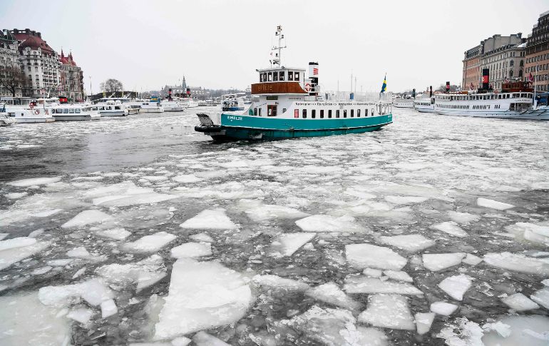 Un bote se abre paso entre las aguas con hielo de la bahía Nybroviken en Estocolmo, Suecia. AFP/J. Nackstrand