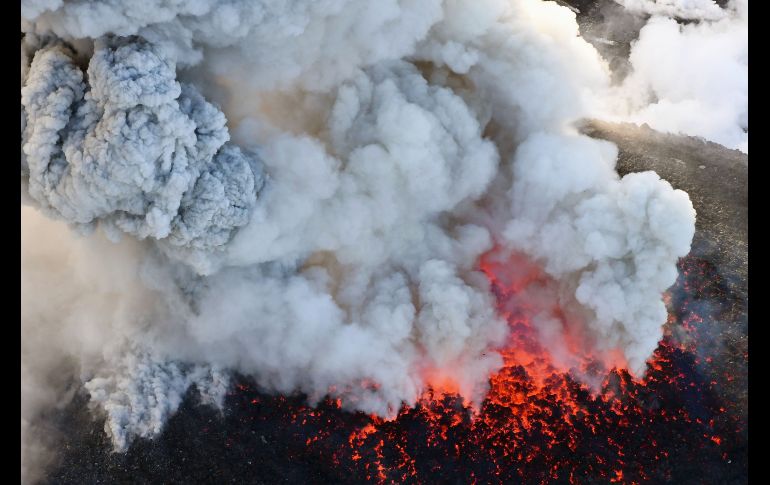 Una columna de humo se desprende del Shinmoedake en Kirishima, al sur de Japón. El volcán hizo hoy erupción varias veces, arrojando materia hasta dos mil 300 metros de altura y obligando a cancelar decenas de vuelos en un aeropuerto cercano. AP/Kyodo News