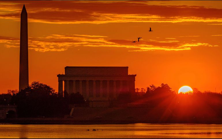 El Sol sale junto al monumento a Washington y el memorial a Lincoln, en Washington, D.C. AP/J. Ake