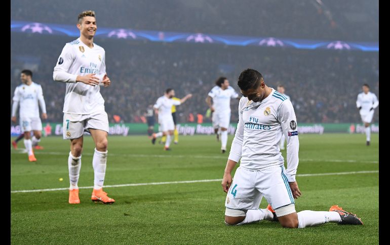 Casemiro (d), del Real Madrid,  celebra con su compañero Cristiano Ronaldo tras anotar en partido de Champions League ante el PSG en París. AFP/F. Fife