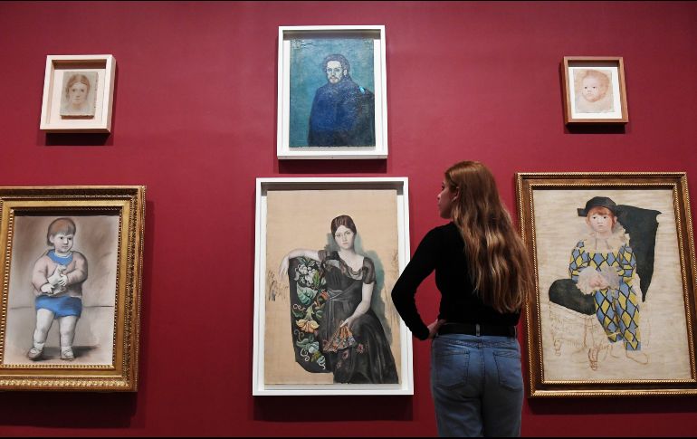 Una empleada del museo observa varias obras de Pablo Picasso expuestas en el ámbito de la exposición inaugurada en la Tate Modern de Londres. EFE/A. Rain