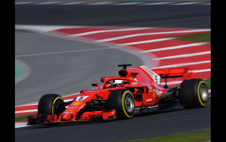 Sebastian Vettel, piloto de Ferrari, conduce en el primer día de la segunda semana de pruebas de la temporada de la Fórmula 1 en Montmeló, España. AFP/L. Gene