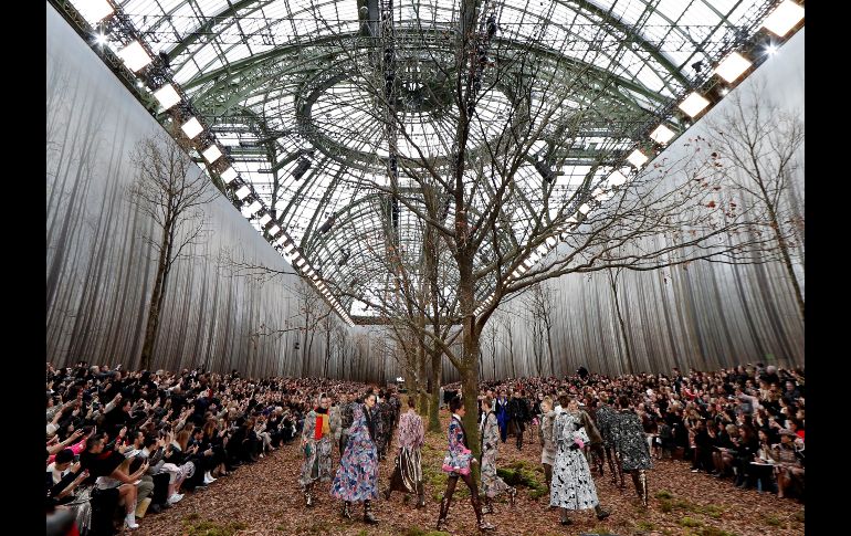 Chanel cerró hoy la Semana de la Moda de París recreando un espectacular paisaje otoñal en el interior del Grand Palais