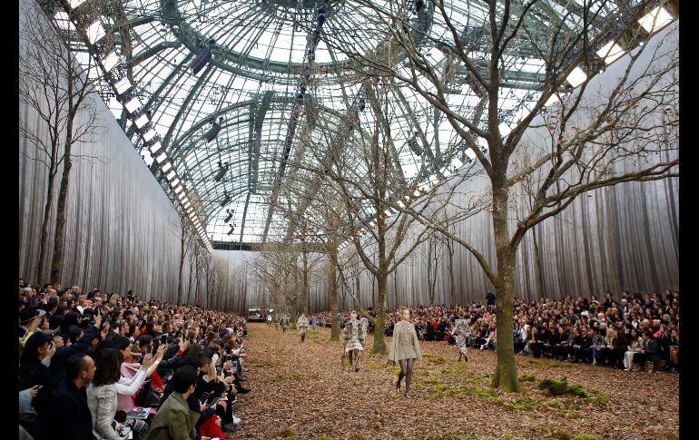 Más de 60 firmas presentaron en pasarela sus colecciones en la Semana de la Moda parisina, cerrando el ciclo de las pasarelas internacionales tras Londres, Nueva York y Milán.