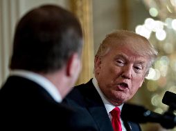 Trump amenazó con imponer aranceles a las importaciones automotrices de la Unión Europea en una rueda de prensa con el primer ministro de Suecia. EFE / A. Harrer