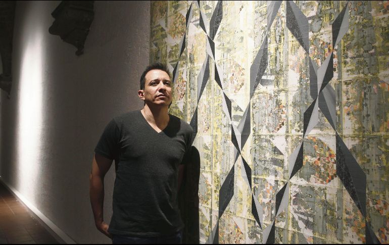 Ricardo Pinto. El artista junto a uno de los cuadros de la exposición. EL INFORMADOR/M. Vargas