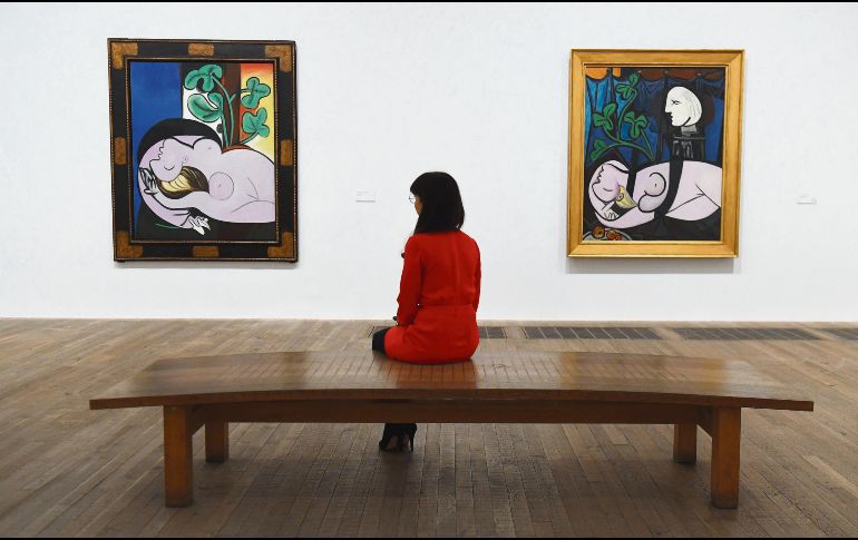 Exposición. Una empleada del museo observa las obras de Pablo Picasso “Desnudo sobre un sillón negro” (izq), y “Desnudo, hojas verdes y busto”, ambas de 1932. EFE