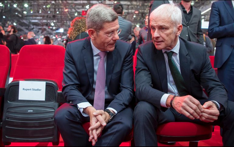 Matthias Mueller (derecha), director ejecutivo de VW, habla con Bernhard Mattes, presidente de la Asociación Alemana de la Industria Automotriz en el Salón Internacional del Automóvil de Ginebra. AP/M. Trezzini