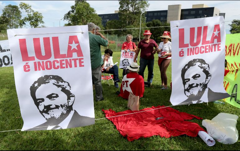 Simpatizantes del ex presidente Luiz Inácio Lula da Silva, afuera del Superior Tribunal de Justicia, en Brasilia. AFP/S. Lima