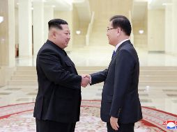 El líder norcoreano Jong-un Kim y el delegado de Corea del Sur, Eui-Yong Chung, se saludan antes de su reunión para aliviar las tensiones en la región. AFP/KCNA