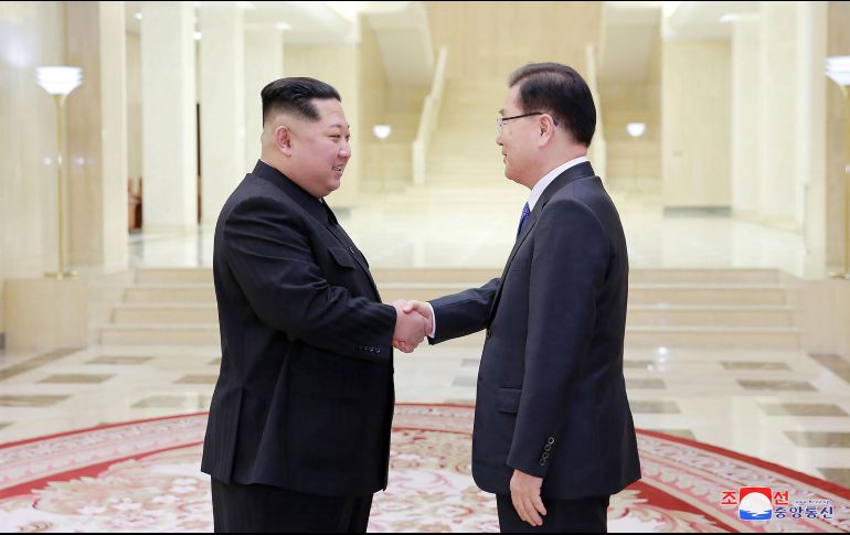 El líder norcoreano Jong-un Kim y el delegado de Corea del Sur, Eui-Yong Chung, se saludan antes de su reunión para aliviar las tensiones en la región. AFP/KCNA