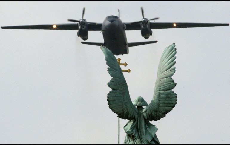 El aparato con 33 pasajeros y seis tripulantes se viene a pique a 500 metros de la pista. AFP/F. Isza
