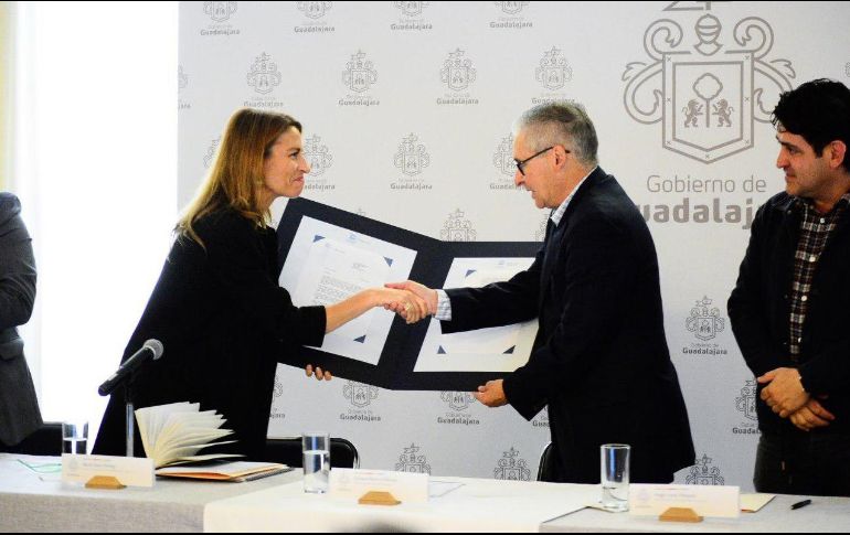 El alcalde tapatío, Enrique Ibarra, fue el encargado de recibir el documento de  manos de Nuria Sanz, Directora y Representante de la UNESCO en México. TWITTER/GuadalajaraGob