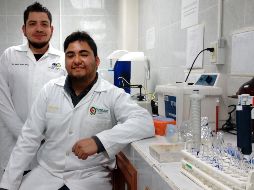 Los investigadores Jan Alberto Ascacio (Izq) y José Carlños de León (Der.) posan en su laboratorio. EFE/Conacyt
