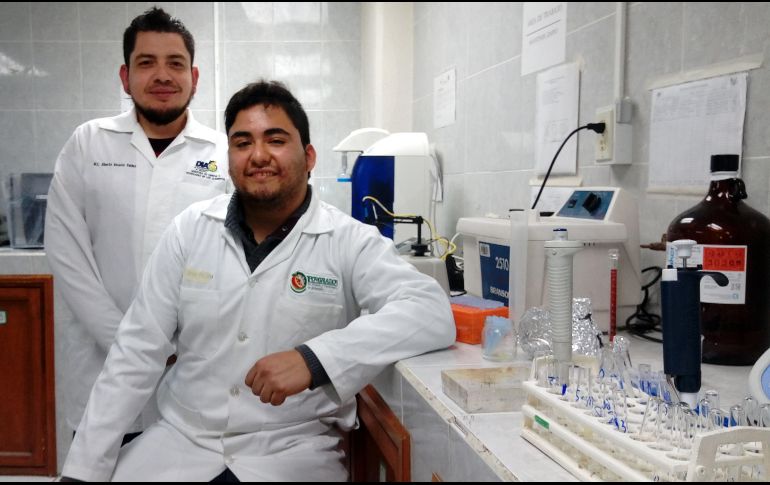 Los investigadores Jan Alberto Ascacio (Izq) y José Carlños de León (Der.) posan en su laboratorio. EFE/Conacyt