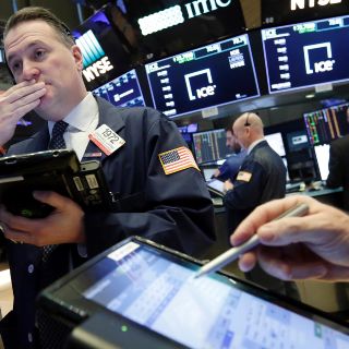 Wall Street cae tras renuncia de asesor económico de Trump