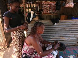 En Tanzania, más de ocho mil jóvenes fueron despedidas de su escuela cuando las pruebas de embarazo, realizadas con frecuencia en el país, dieron positivo. EFE / E. Koula