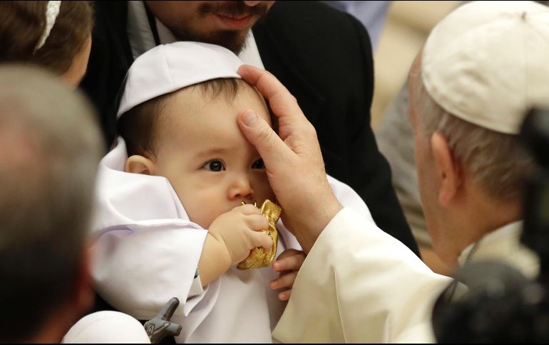 El Papa Francisco acaricia a un bebé disfrazado como Papa en el Vaticano, en el marco de la audiencia general semanal. AP/A. Tarantino