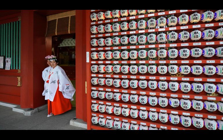 Sintoístas salen del templo Kanda Myojin ubicado en Tokio. El templo es sede del festival Kanda, uno de los principales de los sintoístas en la ciudad. AP/S. Kambayashi