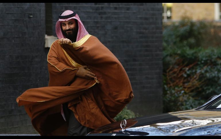 El príncipe heredero saudí Mohamed bin Salman camina afuera de la calle Downing 10, en Londres, para reunirse con la primera ministra del Reino Unido, Theresa May. AP/A. Grant