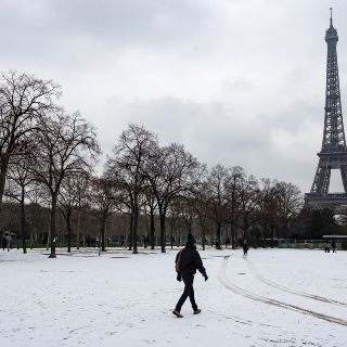 La Torre Eiffel mostrará texto luminoso por derechos femeninos