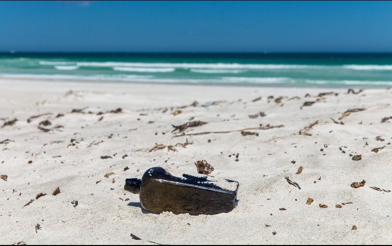 Investigadores creen que la botella llegó al litoral australiano unos años después de haber sido arrojada al mar en 1886, quedando enterrada bajo una capa de arena mojada. AFP/Cortesía de Kym Illman