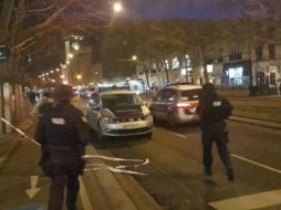 Mientras que la policía vienesa acordonaba el lugar del ataque y buscaba al atacante, los tres heridos fueron trasladados a una clínica. TWITTER / @eSpainNews