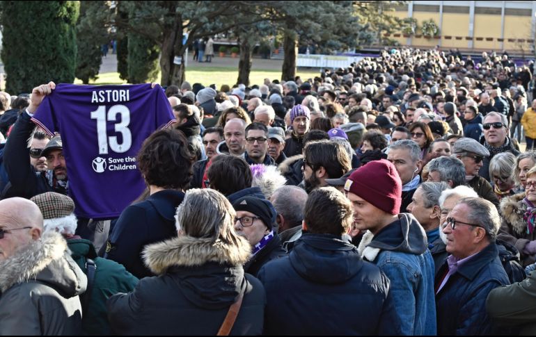 Personas hacen fila para despedirse de Davide Astori en el centro deportivo de Coverciano, en Florencia. AP/ANSA/M. Degl'Innocenti