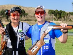 Tornroos (D) ganó la medalla de bronce el martes pasado en la categría fosa varonil. TWITTER/@ISSF_Shooting