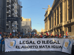 Los manifestantes presentaron un proyecto para proteger a la mujer en condiciones de vulnerabilidad y al niño por nacer, en oposición al de la despenalización del aborto. TWITTER/ @sergiopolite
