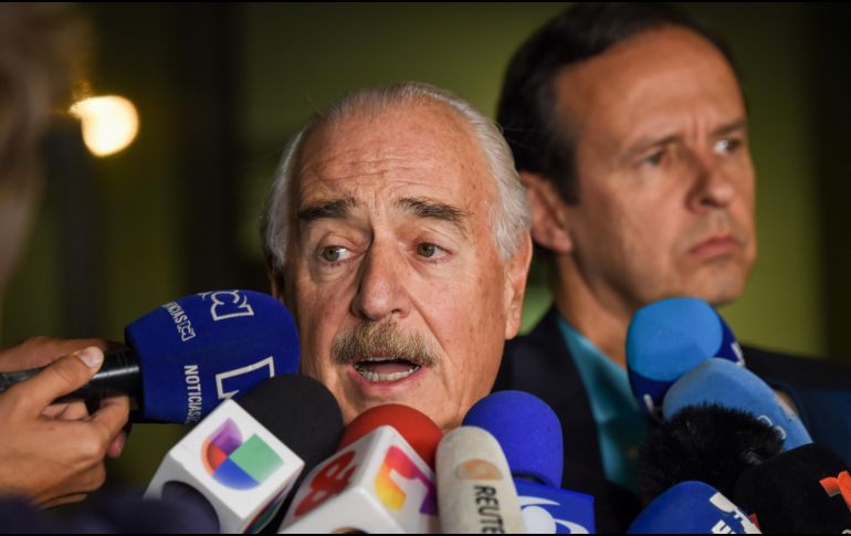Andrés Pastrana habló hoy con la prensa luego de aterrizar en Bogotá tras ser deportado de Cuba. AFP /. Arboleda