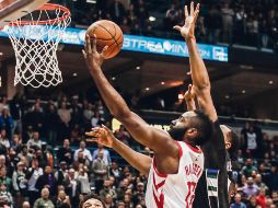 Ofensiva. James Harden (#13) encabezó el ataque de los Rockets con 26 puntos ayer ante Milwaukee. EFE