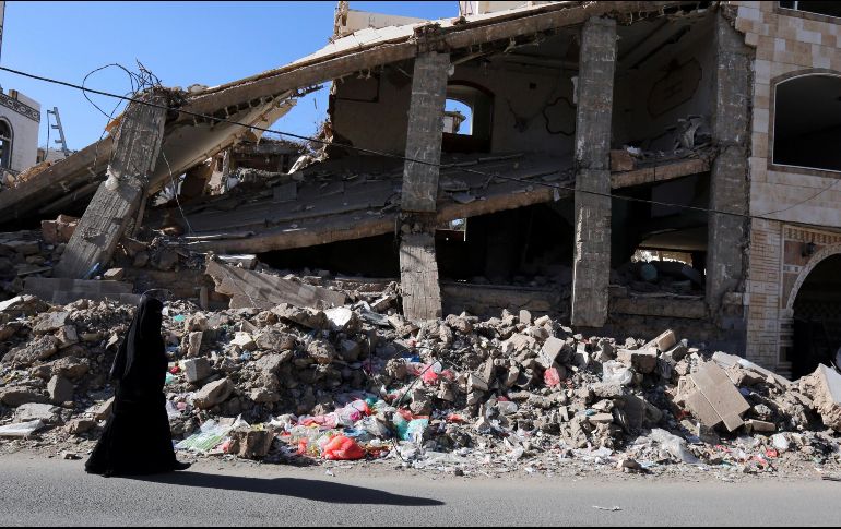 Vista de una calle en un barrio destruido en Saná. EFE/Y. Arhab