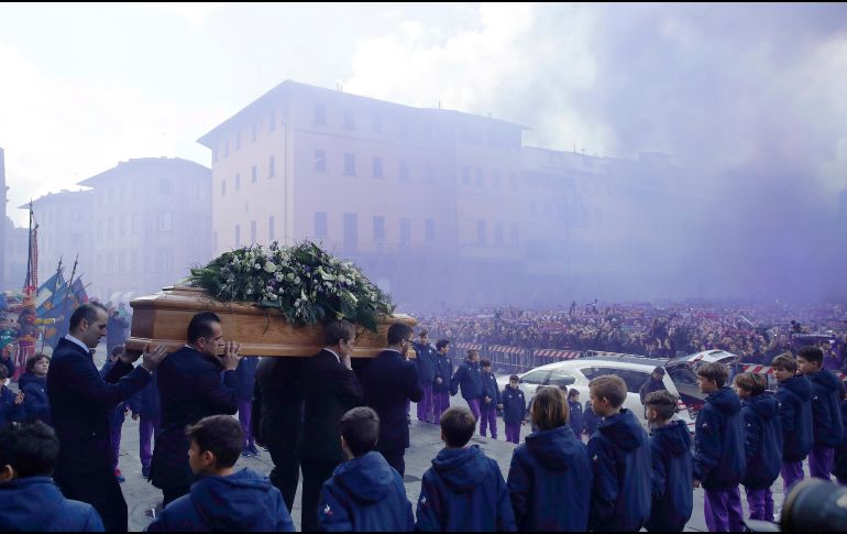 El ataúd con los restos del futbolista italiano Davide Astori, ex capitán del Fiorentina, es trasladado al final de una ceremonia funeraria en Florencia, Italia. AP/A. Tarantino