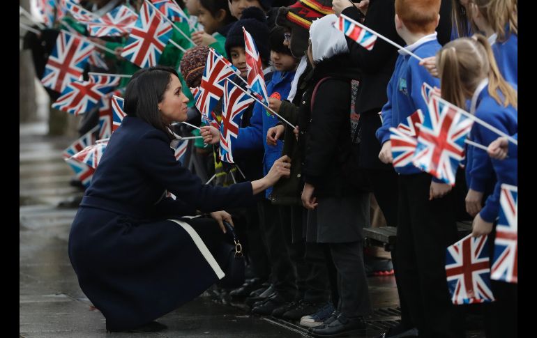 La actriz Meghan Markle habla con niños durante un evento en Birmingham, Inglaterra, al que asistió con su prometido, el príncipe Enrique. AP/I. Vogler