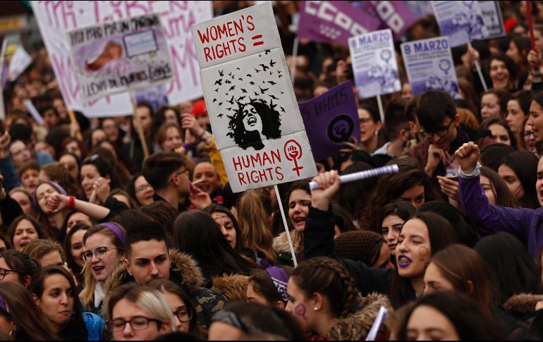 Manifestantes gritan en la plaza del Sol de Madrid, España.Cientos de miles se volcaron en España en el Día Internacional de la Mujer con marchas en defensa de sus derechos, además de una inédita huelga general. AP/F. Seco