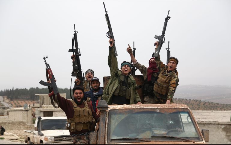Rebeldes sirios respaldados por el gobierno turco se trasladan en Hallubi, Siria. AFP/N. Al-Khatib