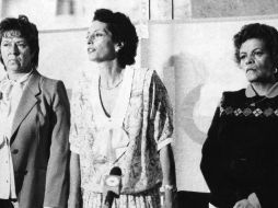 María del Pilar Roldán (en medio) fue la primer mujer medallista en México al obtener la plata en esgrima en los Juegos Olímpicos que se celebraron en nuestro país en 1968. EL INFORMADOR / ARCHIVO