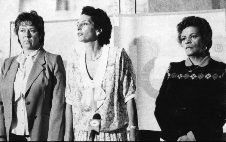 María del Pilar Roldán (en medio) fue la primer mujer medallista en México al obtener la plata en esgrima en los Juegos Olímpicos que se celebraron en nuestro país en 1968. EL INFORMADOR / ARCHIVO