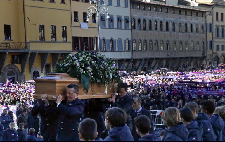 El ataúd con los restos de Astori llega a la ceremonia en la iglesia Santa Cruz, en Florencia.