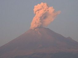 Recordó que la alerta Amarillo Fase 2 implica que podría continuar una actividad explosiva en el coloso de escala baja a intermedia. TWITTER/ @Popocatepetl_MX
