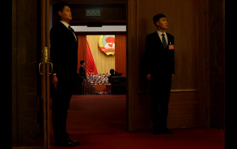 Personal de seguridad vigila previo al inicio de la sesión plenaria de la Conferencia Consultiva Política del Pueblo Chino, en el Gran Salón del Pueblo en Pekín. AP/A. Rahi