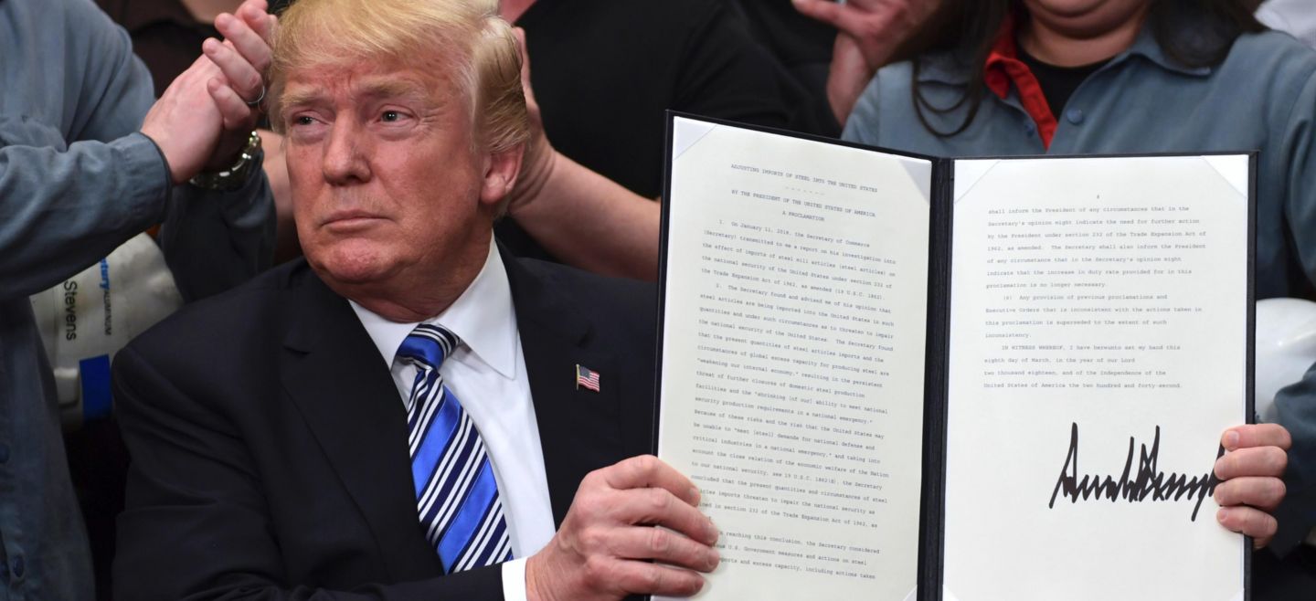 Trump firmó la proclama presidencial sobre las tarifas al acero y aluminio hoy, jueves 8 de marzo. AP / S. Walsh