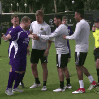 Carlos Vela "reta" a conductor de televisión en Estados Unidos