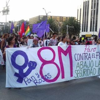 Mujeres exigen con marcha un alto a los feminicidios en México