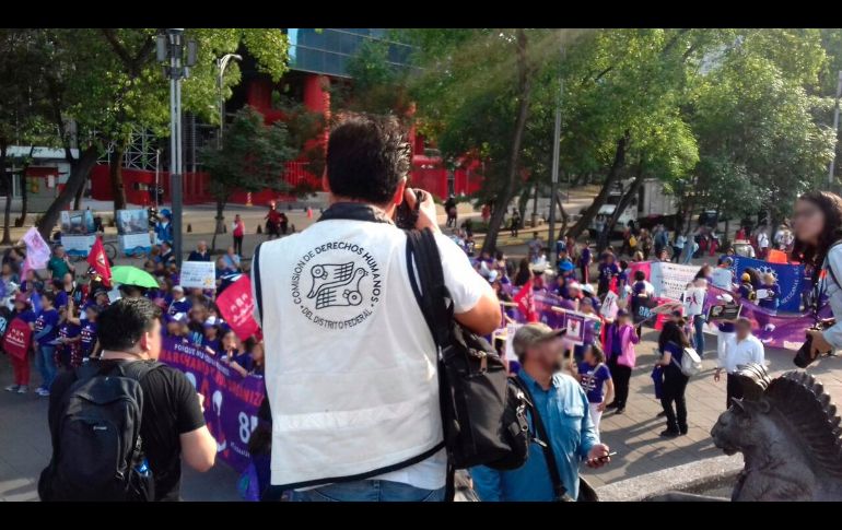 Como parte de las actividades del Día Internacional de la Mujer, el contingente estuvo formado por integrantes de alrededor de cien colectivos. TWITTER / @CDHDF