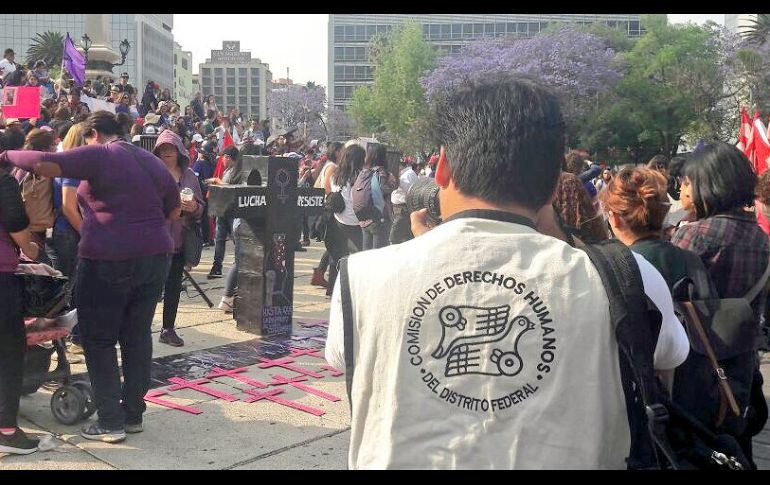Como parte de las actividades del Día Internacional de la Mujer, el contingente estuvo formado por integrantes de alrededor de cien colectivos. TWITTER / @CDHDF