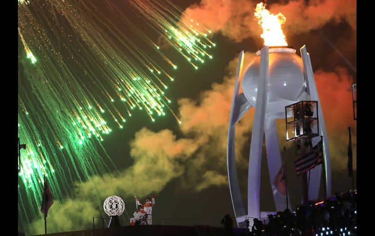 Fuegos artificiales explotan al encenderse el pebetero olímpico, en la ceremonia inaugural de los Juegos Paralímpicos de Invierno en Pyeongchang, Corea del Sur. AP/N. Han Guan