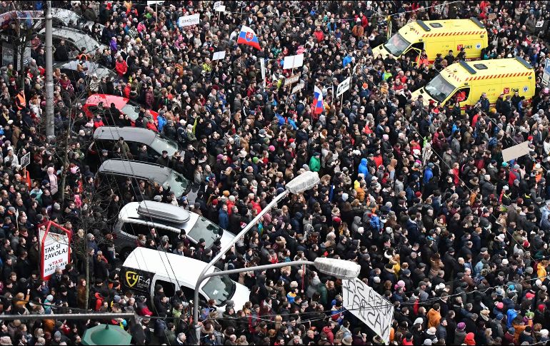 Una multitud se congrega en una plaza de Bratislava, Eslovaquia, para rendir tributo al periodista eslovaco Jan Kuciak, asesinado junto a su novia en febrero pasado. Kuciak investigaba actividades de la mafia italiana en Eslovaquia.  AFP/J. Klamar
